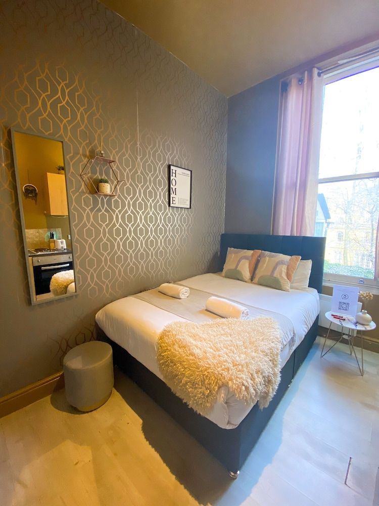 undefined Holland Road Stays 3