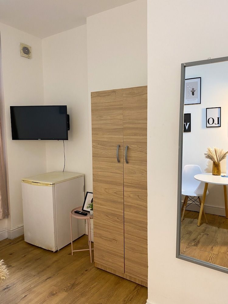 Holland Road Stays Studio, Ensuite (Triple) 6