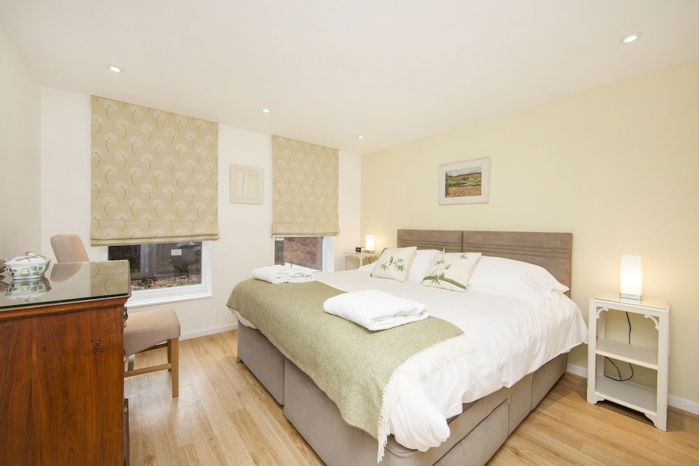 undefined Large 2 Bedroom, 2 Bathroom Apartment, Moments From King's Road - Edith Terrace