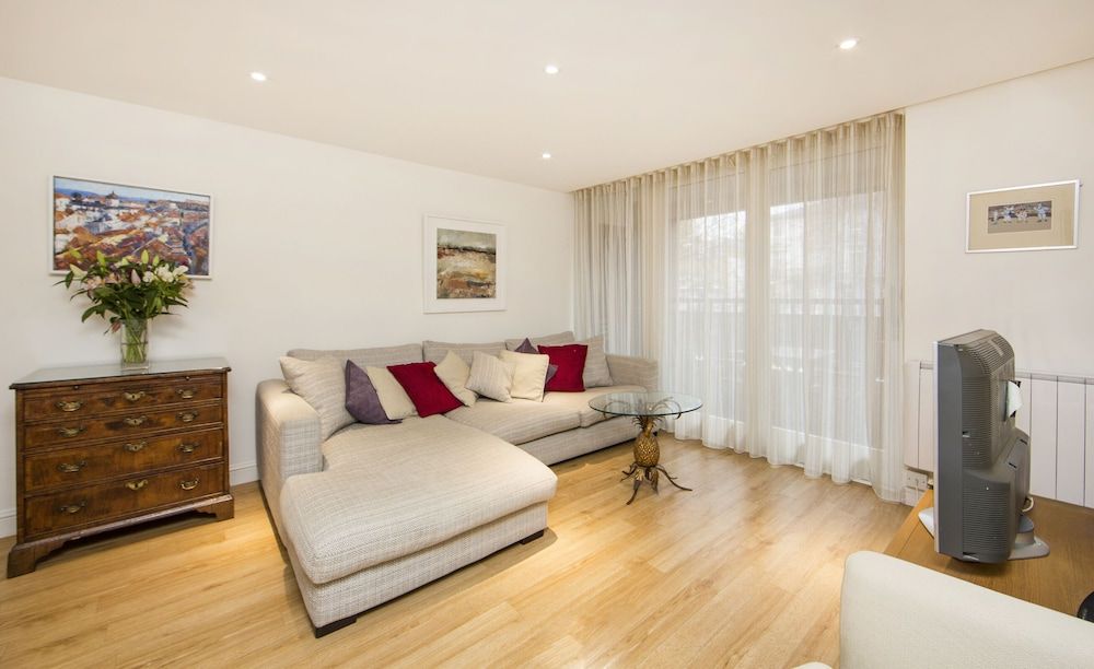 undefined Large 2 Bedroom, 2 Bathroom Apartment, Moments From King's Road - Edith Terrace 9