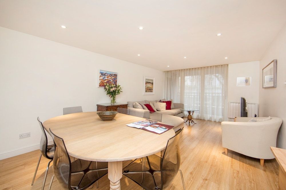 undefined Large 2 Bedroom, 2 Bathroom Apartment, Moments From King's Road - Edith Terrace 7