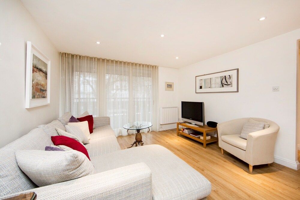 undefined Large 2 Bedroom, 2 Bathroom Apartment, Moments From King's Road - Edith Terrace 8