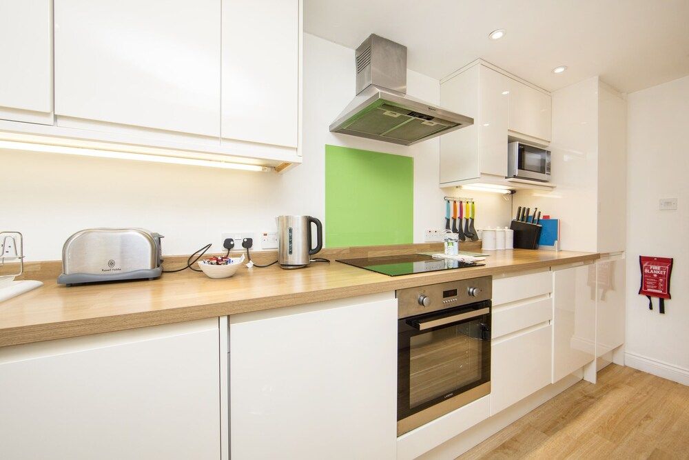 undefined Large 2 Bedroom, 2 Bathroom Apartment, Moments From King's Road - Edith Terrace 5