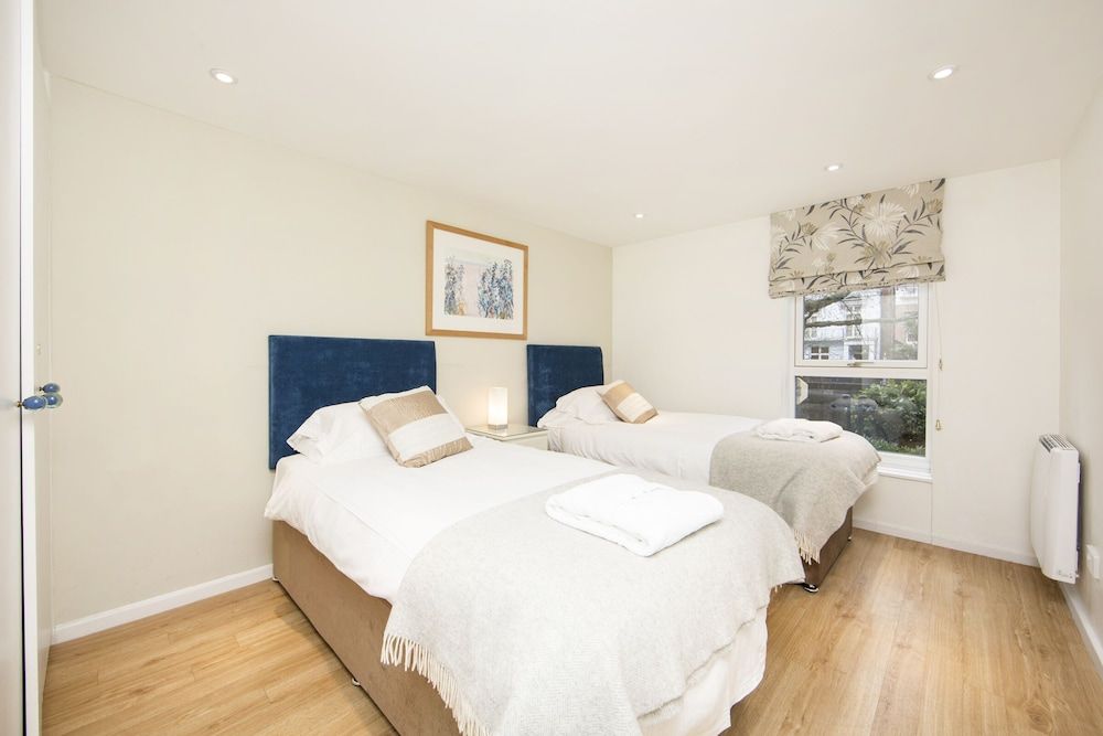 undefined Large 2 Bedroom, 2 Bathroom Apartment, Moments From King's Road - Edith Terrace 4