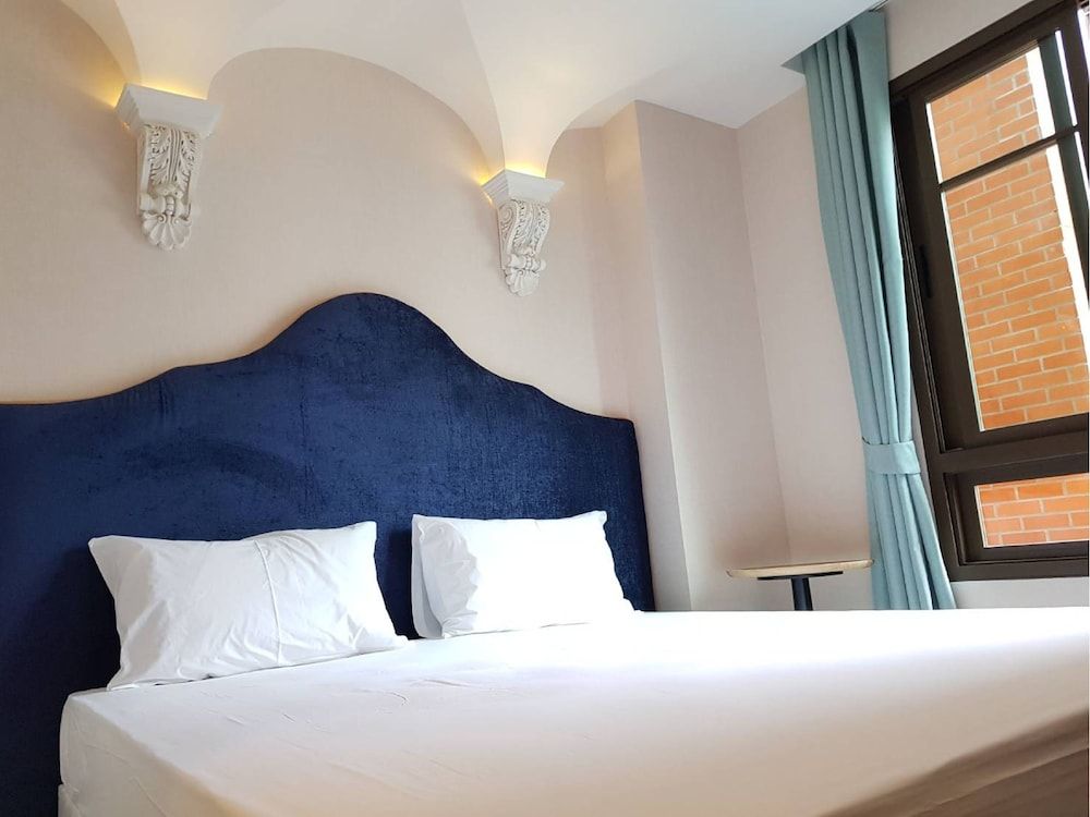 undefined Espana Condo By Som 8