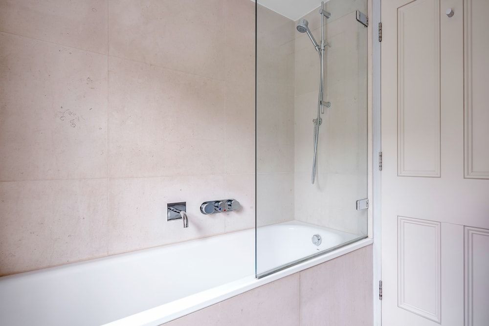 Exquisite Designers Abode Two-Bedroom House 27