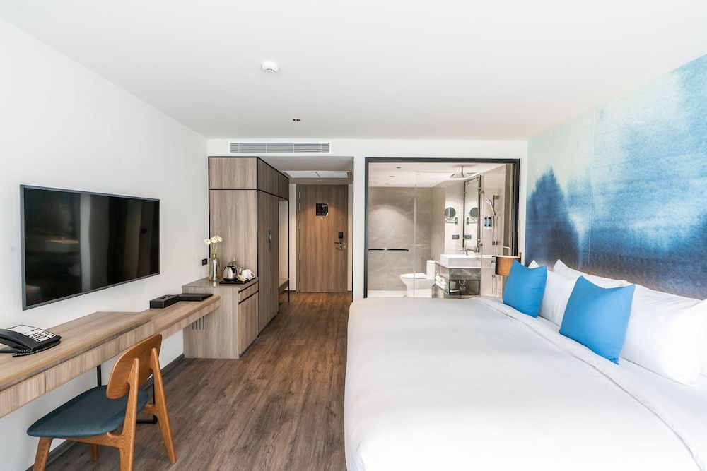 Deluxe Room, 1 Double Bed, Non Smoking, Pool View (Shower Only)