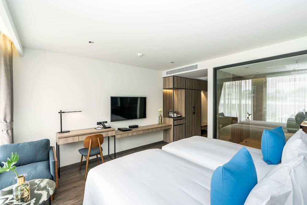 Deluxe Room, 2 Twin Beds, Non Smoking, City View (Shower Only)