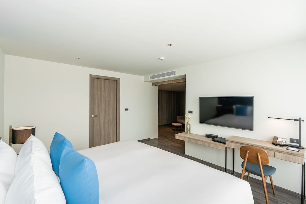 Suite, 1 Double Bed, Non Smoking, City View (Living Room;Shower Only)