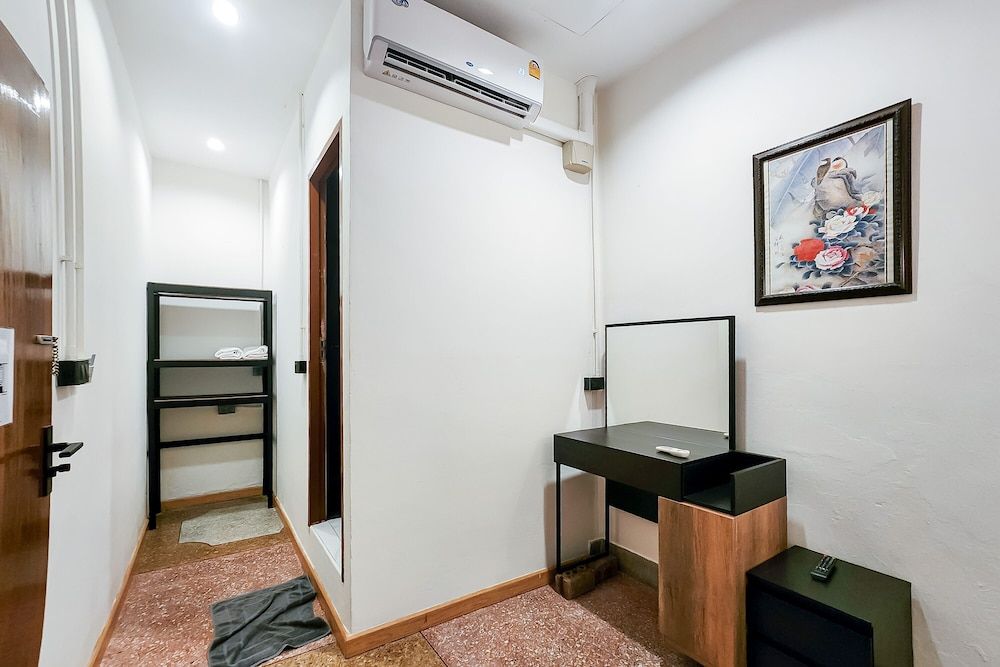 Taladnoi Paint House Double Room, No Windows 16