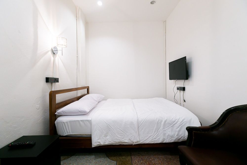 Taladnoi Paint House Double Room, No Windows 3