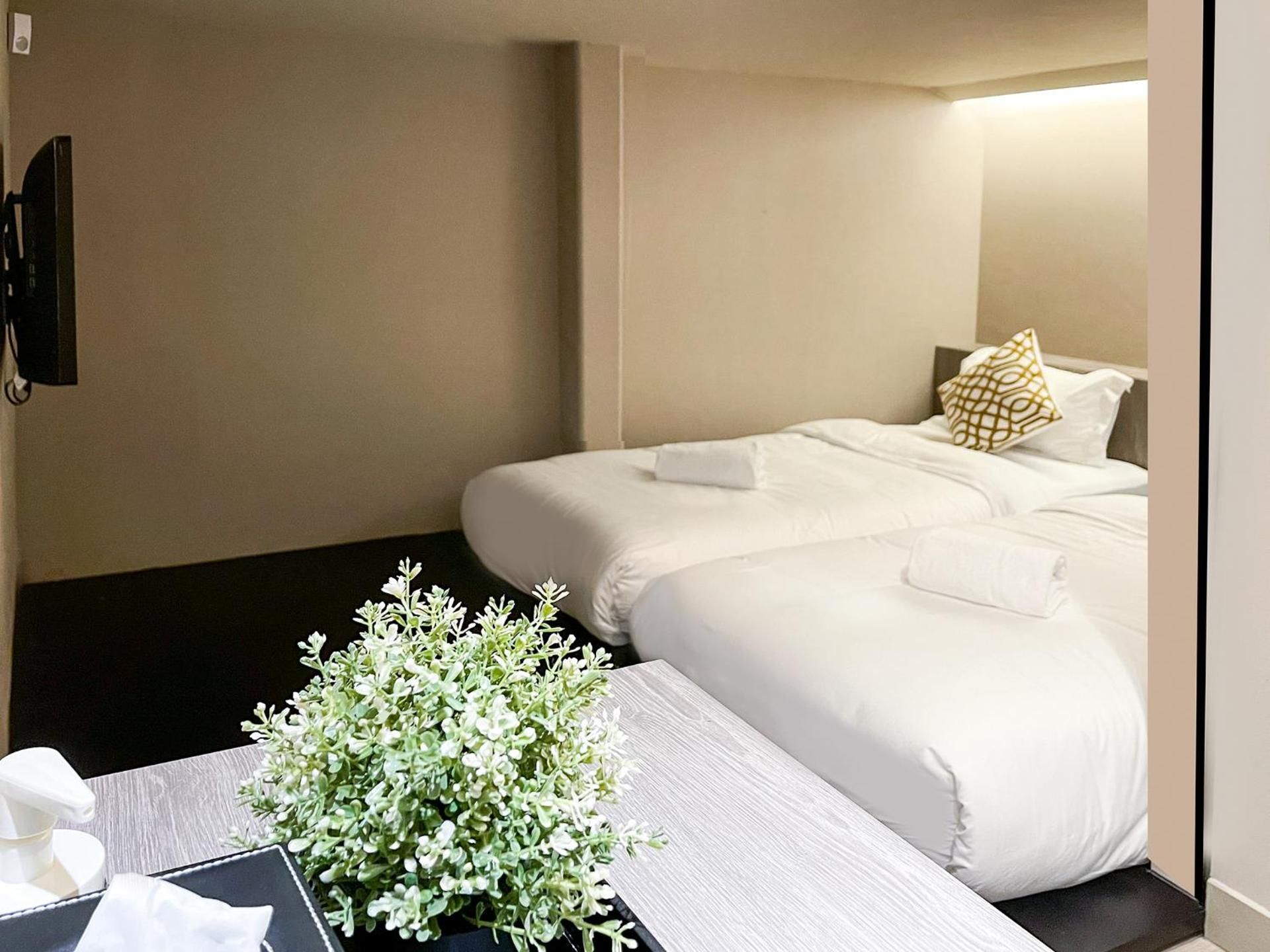 ST Signature Jalan Besar Cabin M with 2 Single Beds and Shared Bathroom