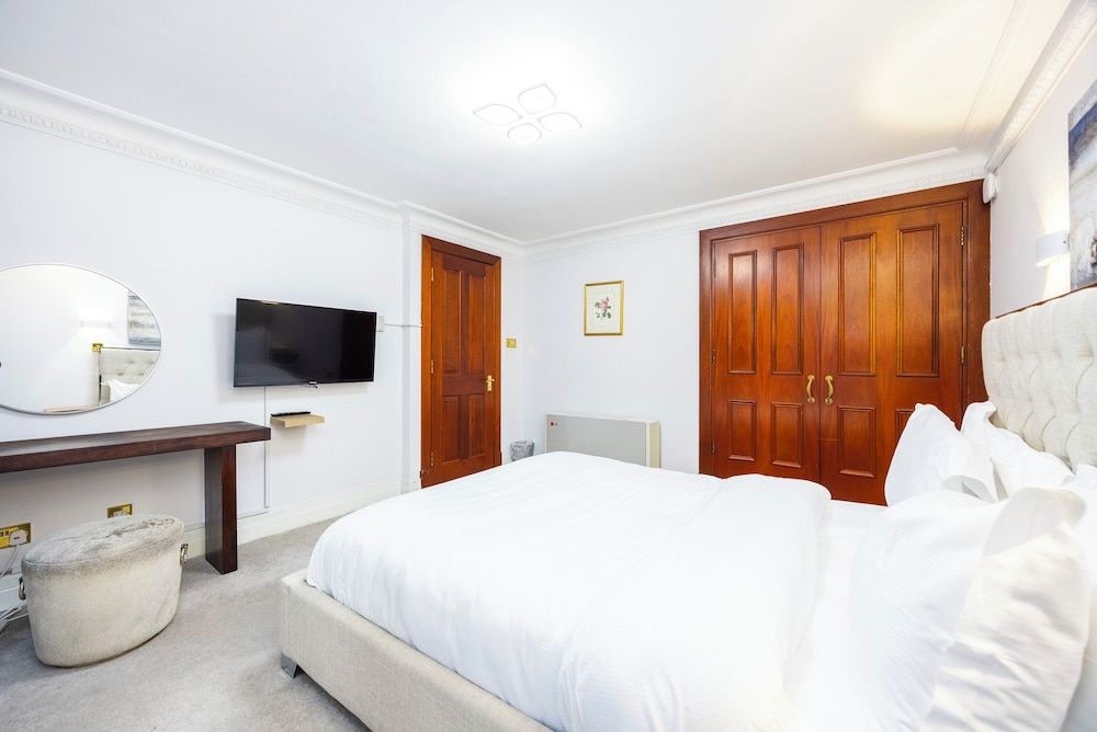 Carlton Court - Mayfair Duplex, 2 Bedrooms (1.5 Bathrooms) 8