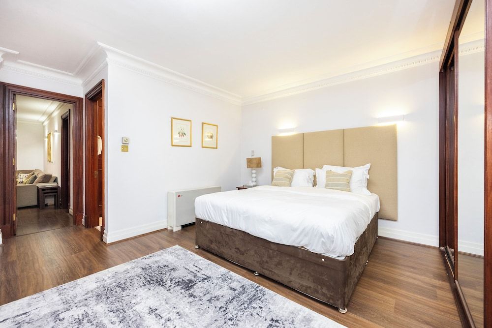 Carlton Court - Mayfair Apartment, 1 Bedroom, Ensuite 3