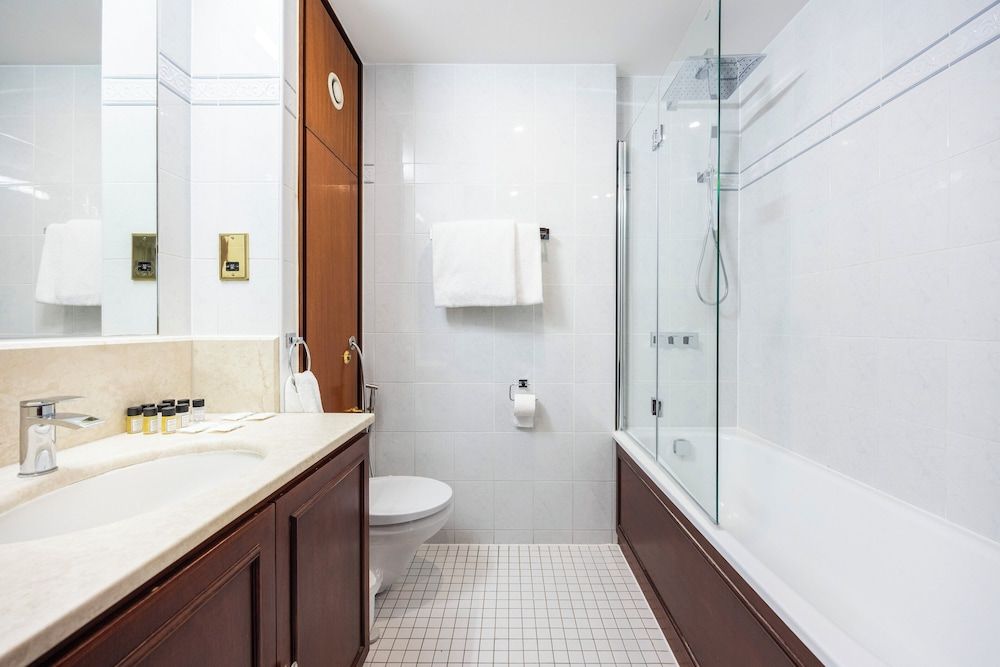 Carlton Court - Mayfair Apartment, 1 Bedroom, Ensuite 11