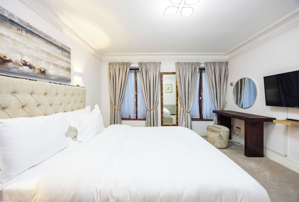 Carlton Court - Mayfair Duplex, 2 Bedrooms (1.5 Bathrooms) 6