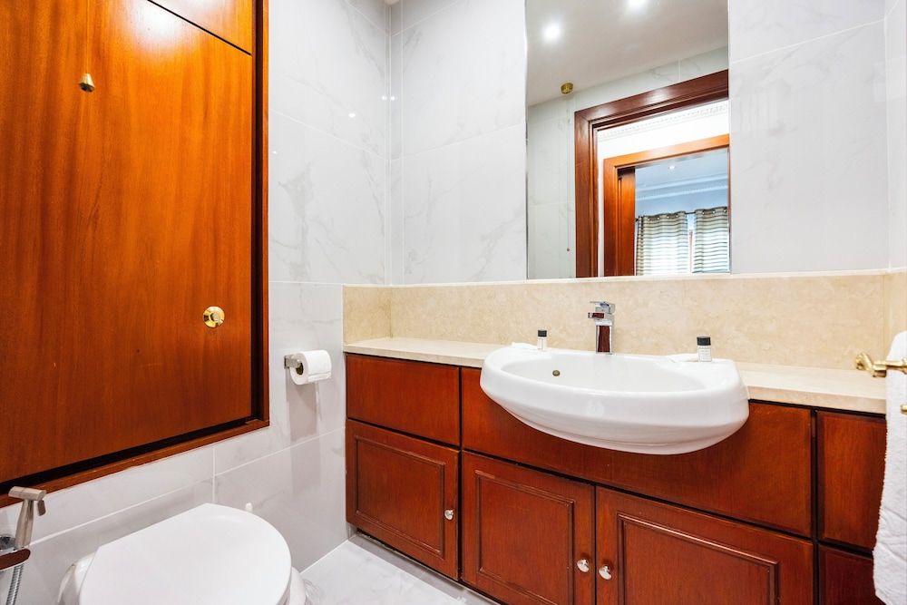 Carlton Court - Mayfair Duplex, 2 Bedrooms (1.5 Bathrooms) 12