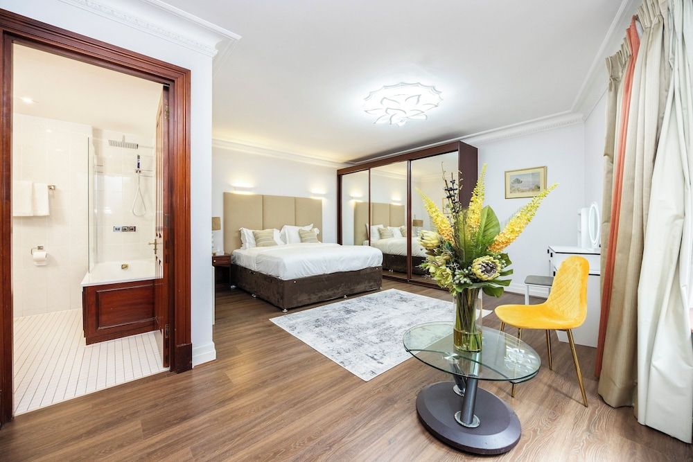 Carlton Court - Mayfair Apartment, 1 Bedroom, Ensuite