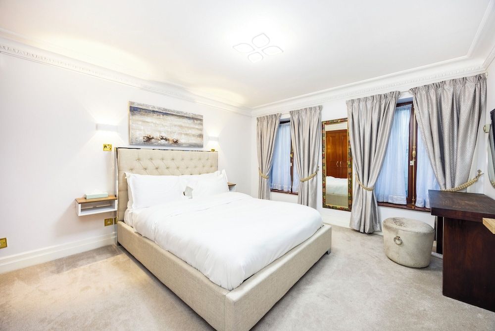 Carlton Court - Mayfair Duplex, 2 Bedrooms (1.5 Bathrooms) 7