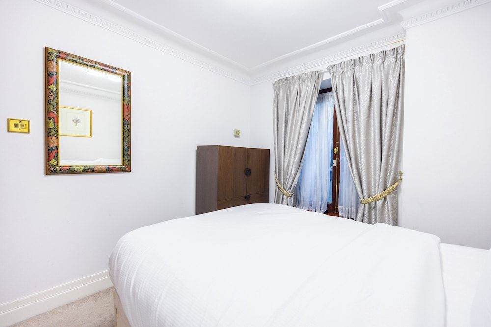 Carlton Court - Mayfair Duplex, 2 Bedrooms (1.5 Bathrooms) 2