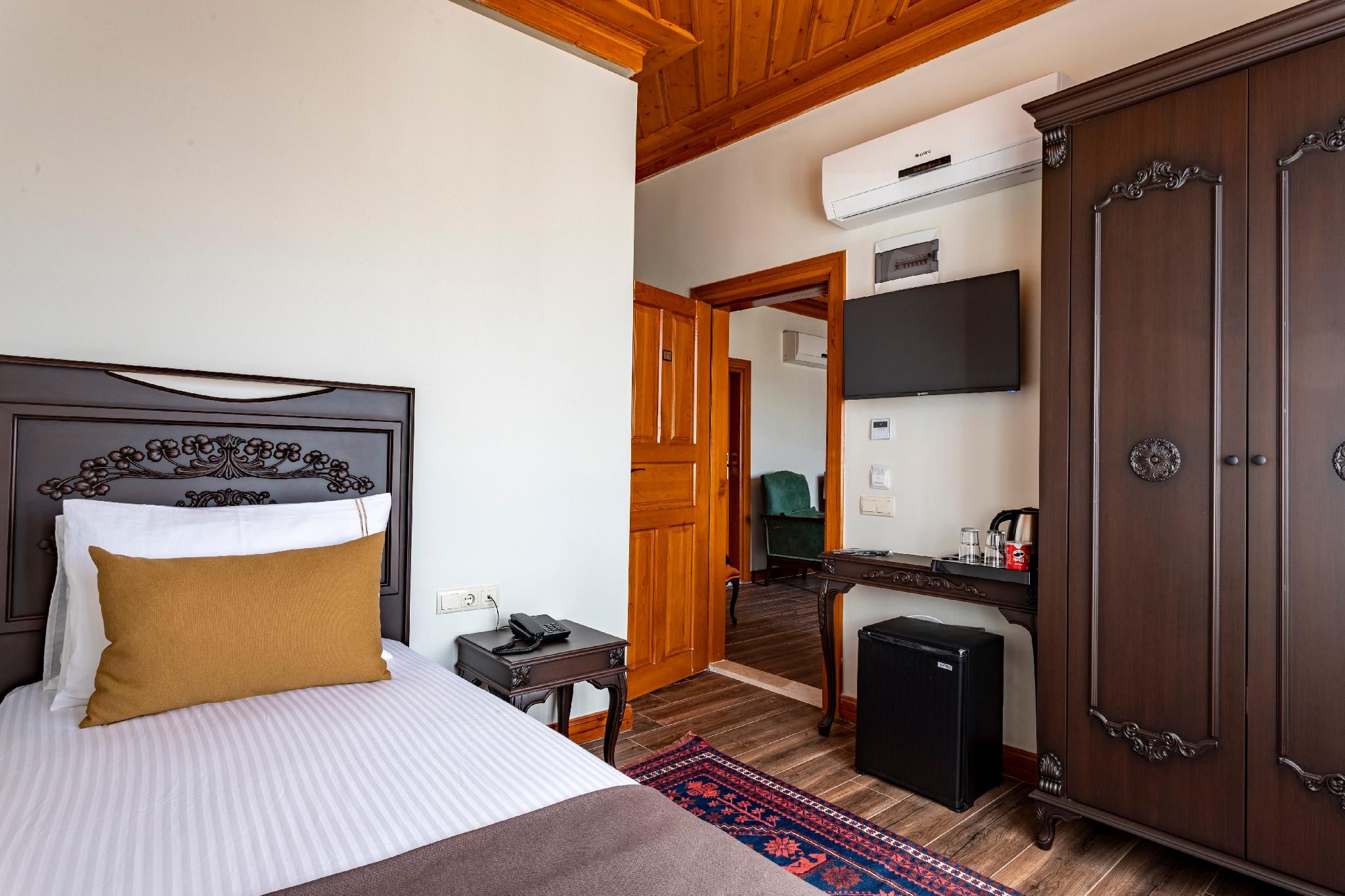 Single Room with Shower - Non-Smoking