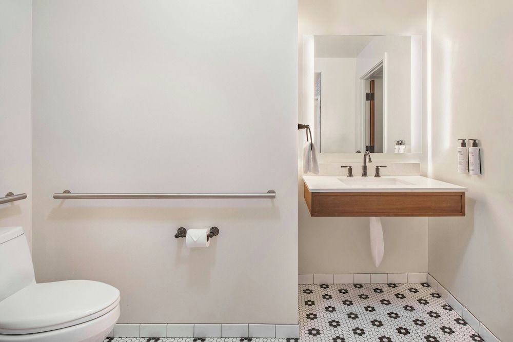 FOUND Hotels, Santa Monica, Series by Marriott Room, 2 Queen Beds 19