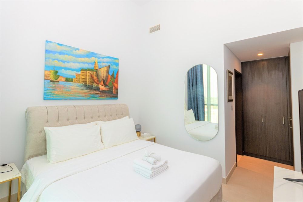 Fabulous Stay in Downtown Views Apartment (1 Bedroom) 2