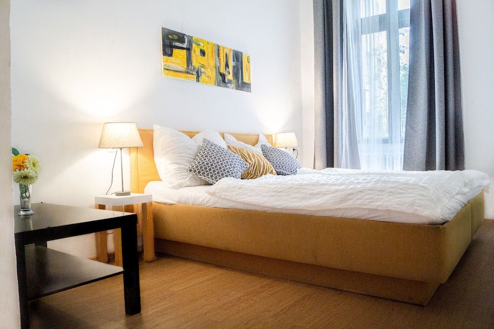 undefined Beautiful 2BR - 12 min from Downtown 10