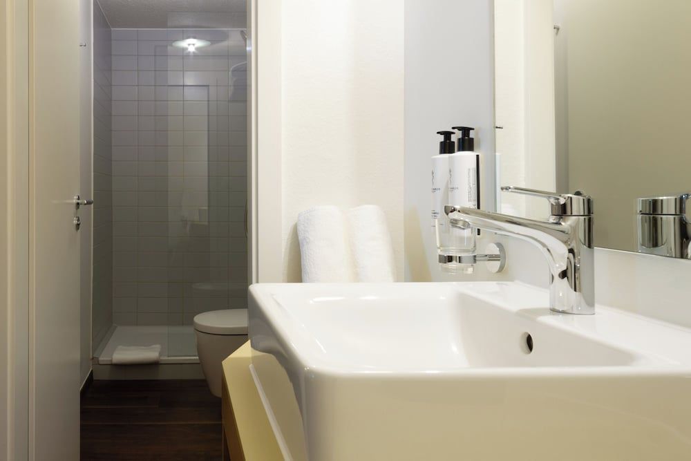 Hotel Schlüssel Standard Double Room, 1 Queen Bed, Non Smoking, Private Bathroom 4