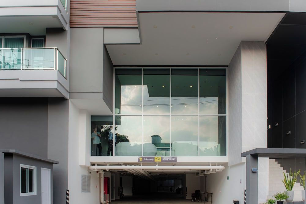 undefined The Rizin Hotel Phratumnak 8