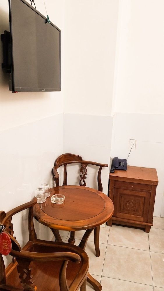 OYO 751 K300 Hotel Standard Double Room 4