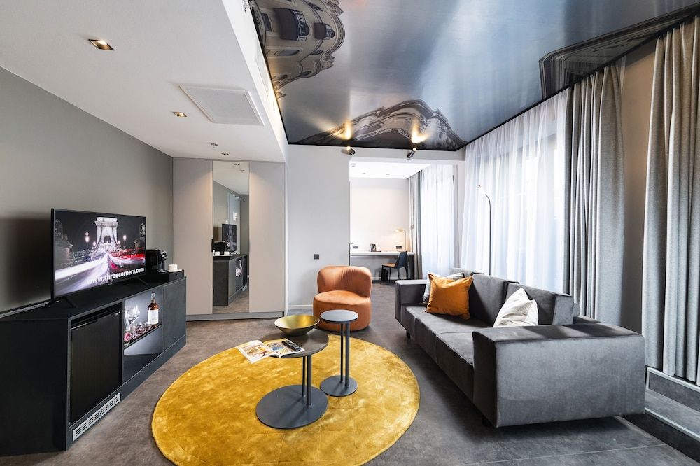 undefined Three Corners Downtown Hotel 8