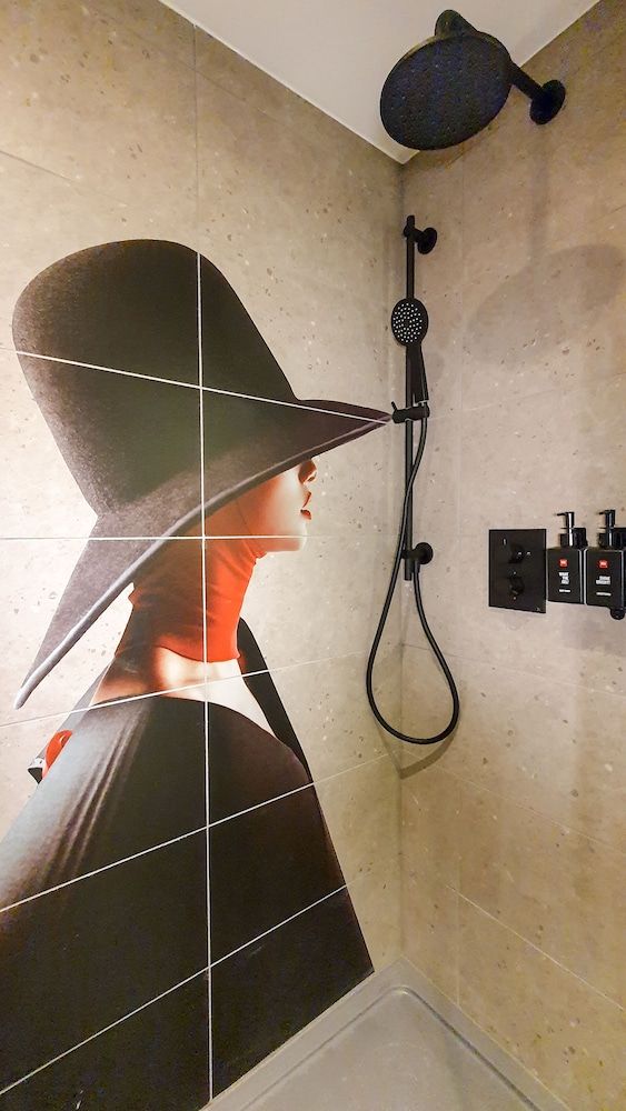 Radisson RED London Greenwich The O2 Standard Room 4