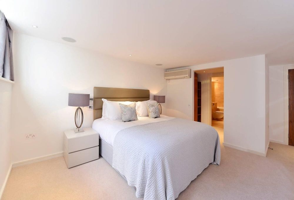undefined Modern 2 Bed Flat in the Heart of Kensington 6