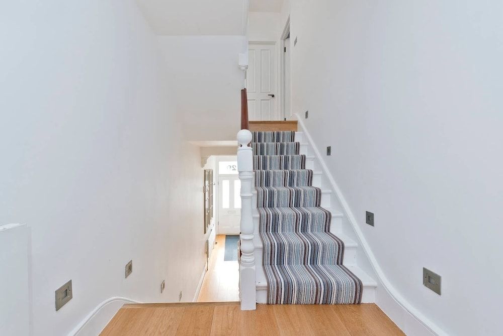 Bright & Spacious 5 Bed House in Charming Putney House (5 Bedrooms) 10