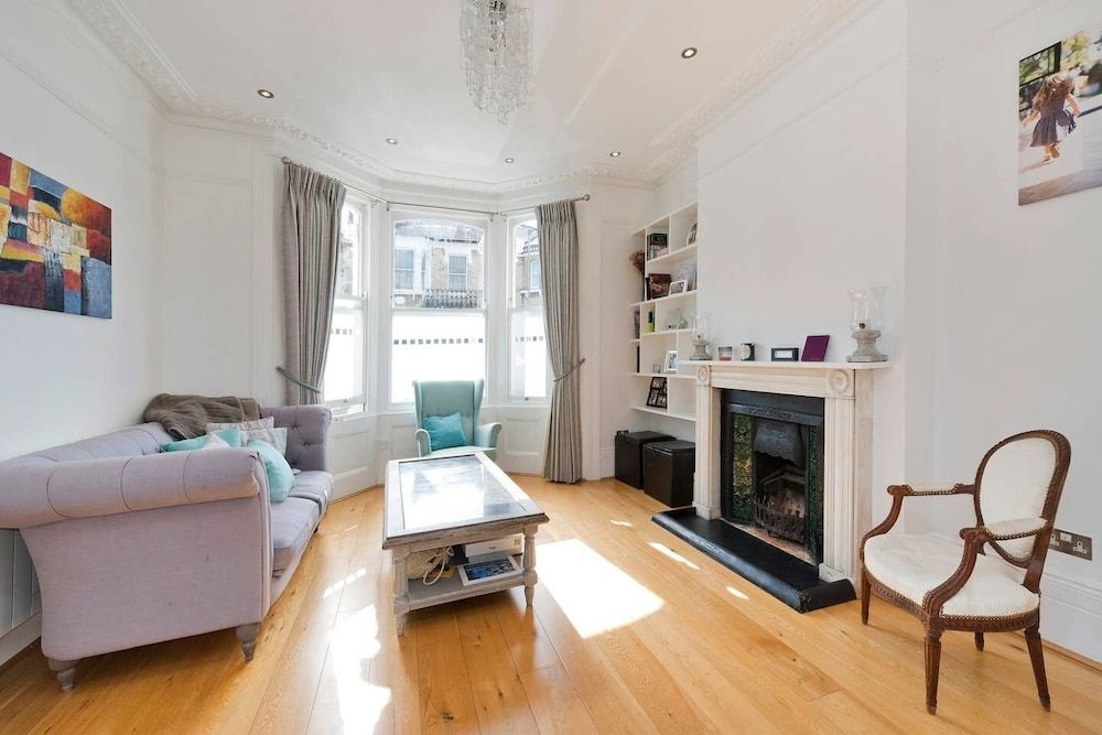 Bright & Spacious 5 Bed House in Charming Putney House (5 Bedrooms) 16