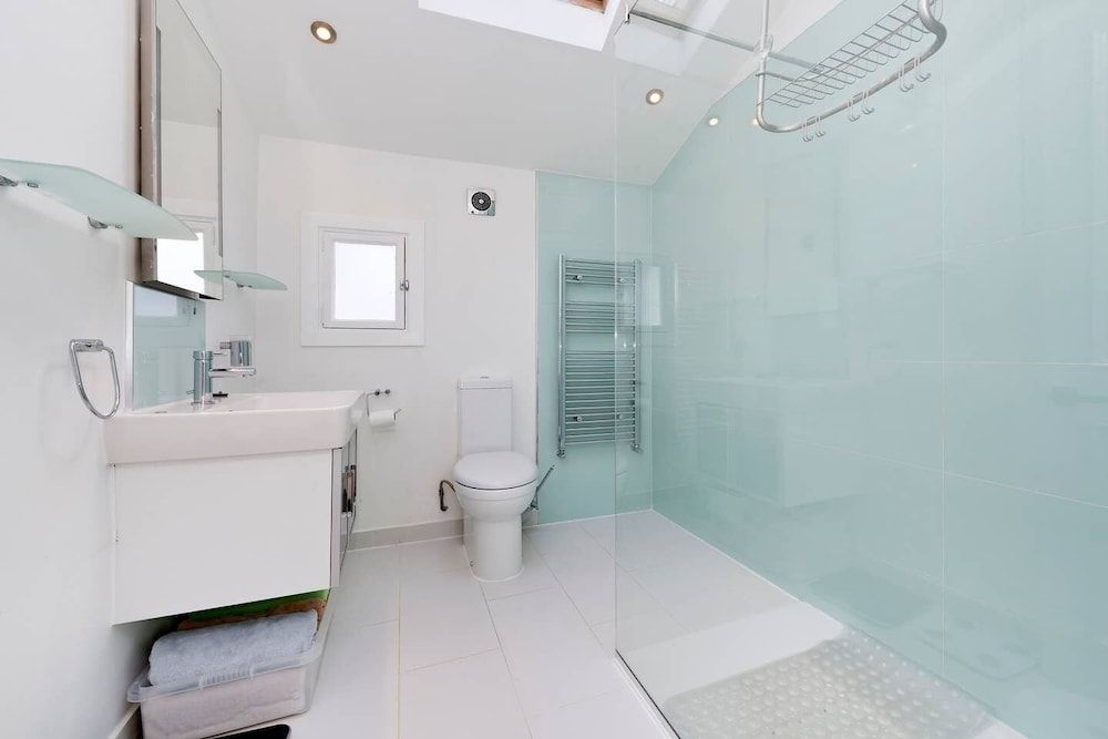 Bright & Spacious 5 Bed House in Charming Putney House (5 Bedrooms) 21