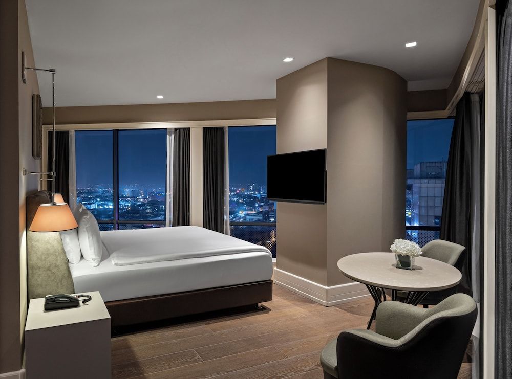 undefined Windsor Hotel & Convention Center 4