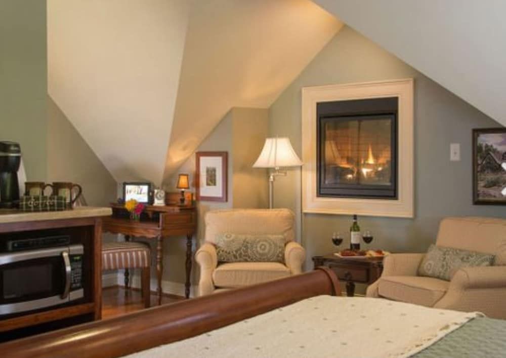 Hillbrook Inn Room (The Serenity Suite) 6