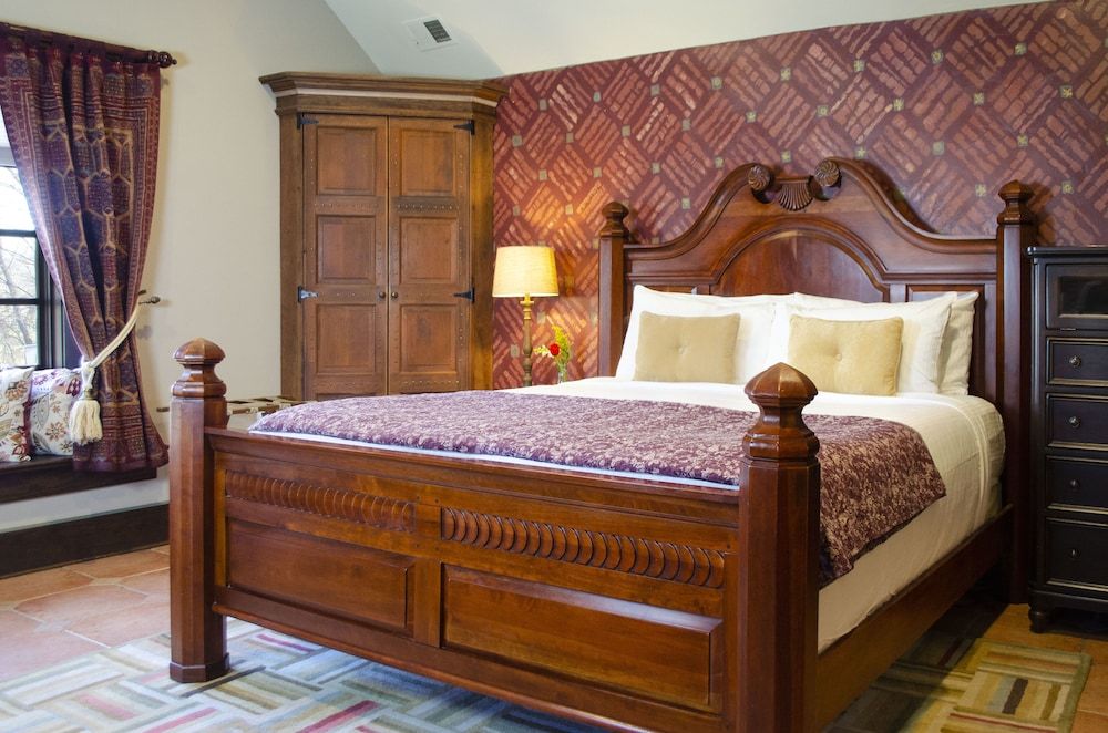 Hillbrook Inn Room (The Winter Cottage)