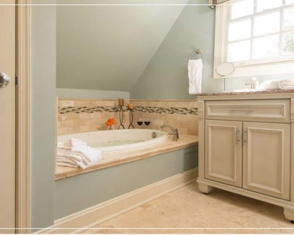 Hillbrook Inn Room (The Serenity Suite) 5