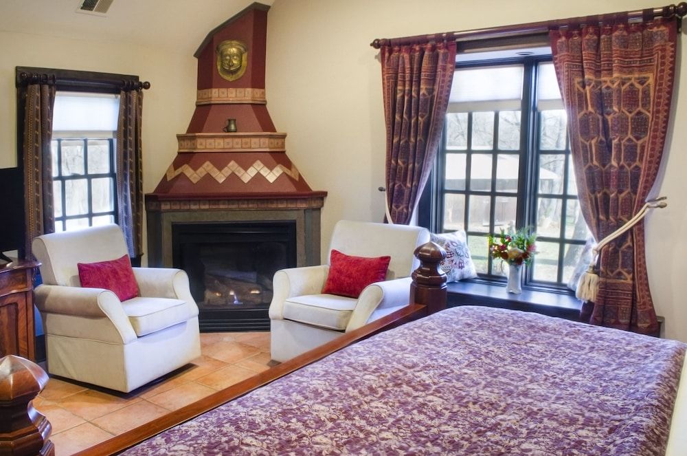 Hillbrook Inn Room (The Winter Cottage) 7