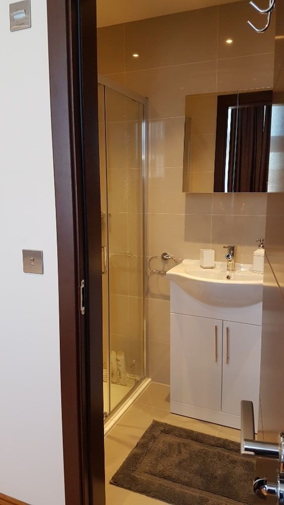 undefined OYO The Kilburn Arms 10