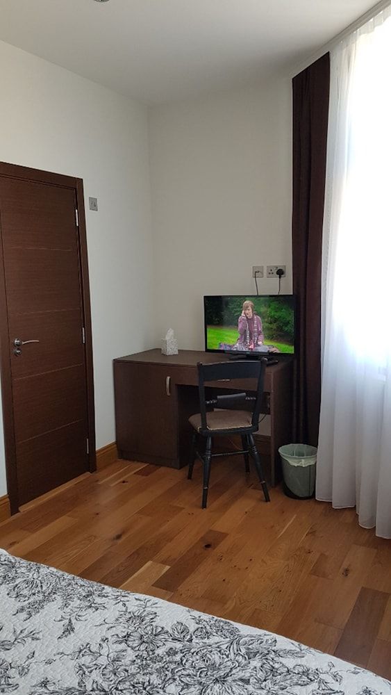 OYO The Kilburn Arms Deluxe Double Room, 1 Double Bed 7