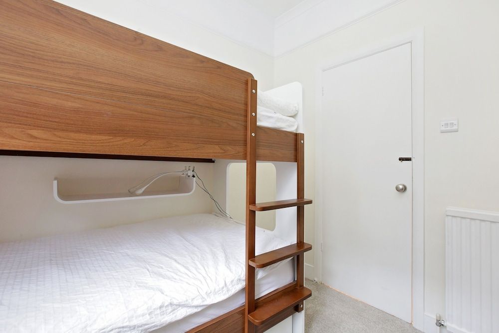 Quiet Historic Mews- Hyde Park Three-Bedroom Apartment 12