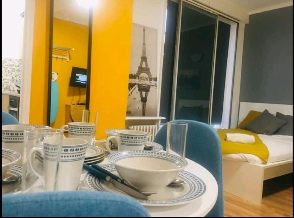 undefined Forset Court 6