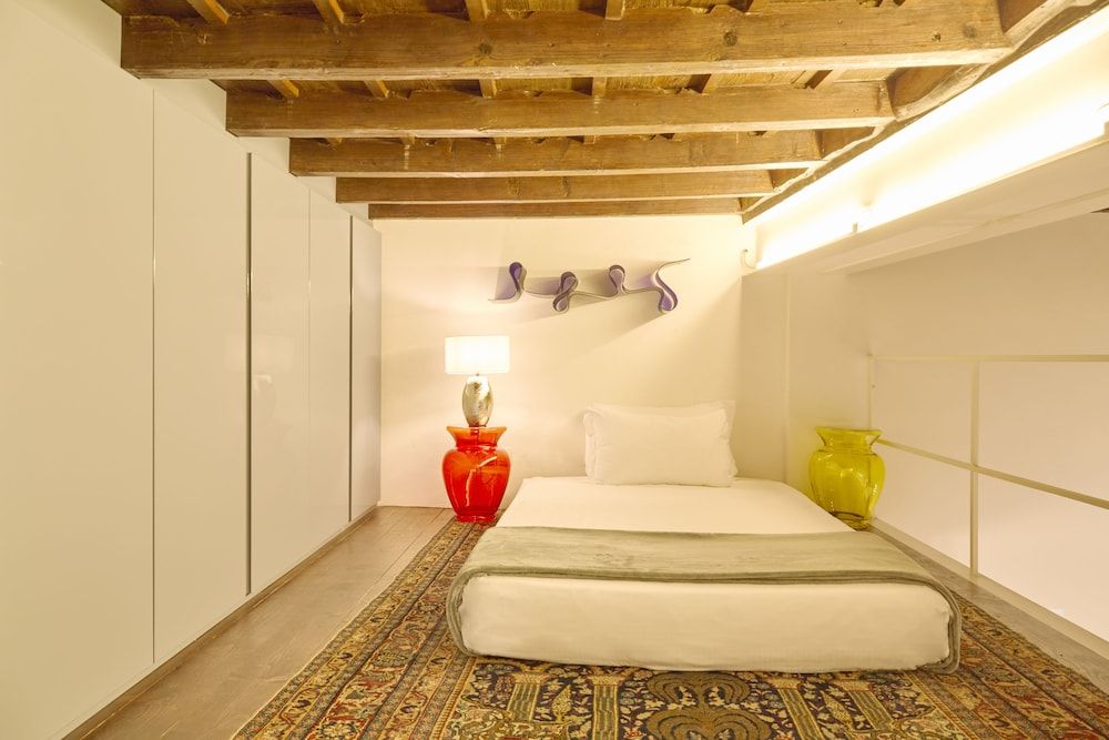 Classic Apartment (Via Santa Marta 11)