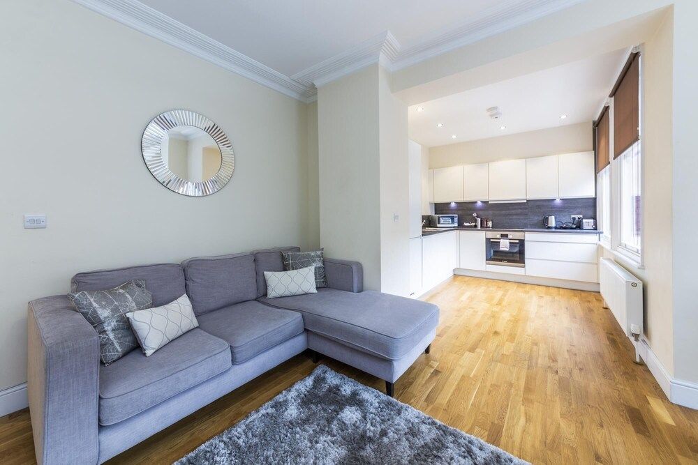 undefined Bright 3 Bedroom Apartment in Hammersmith 2