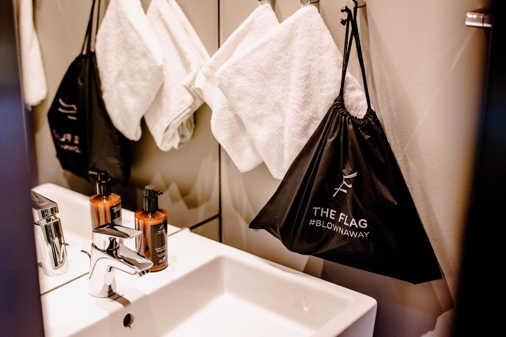 undefined THE FLAG West M. 10