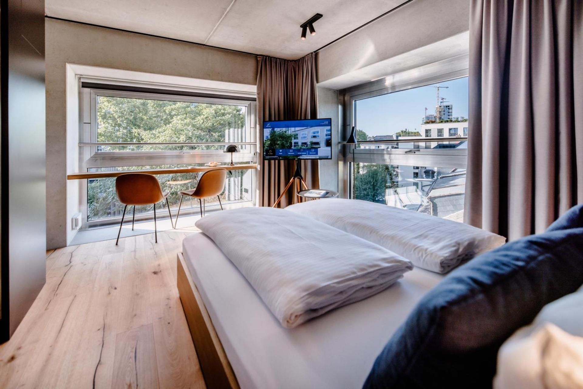 undefined THE FLAG West M. 8